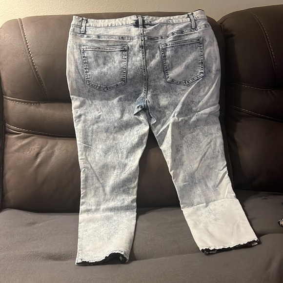 Light wash skinny jeans - Picture 2 of 3